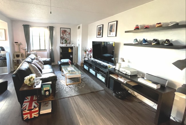 Livingroom - 100 Ledgewood Dr
