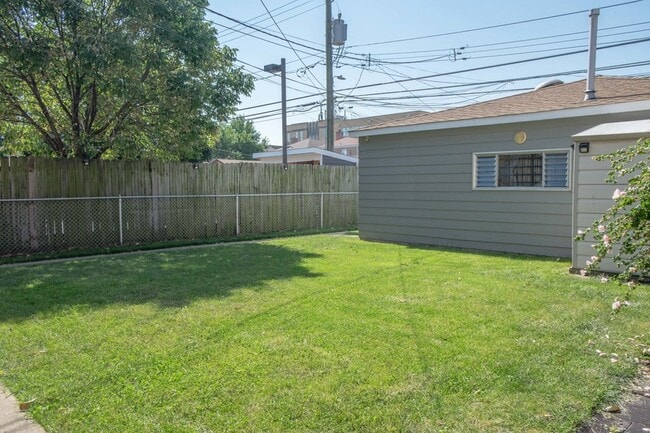 Building Photo - 5520 S Pulaski Rd