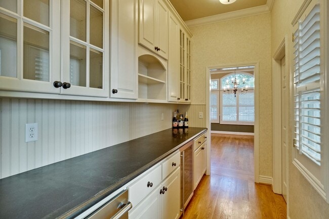 Building Photo - Stunning two-story spacious home on tranquil tree-lined street.