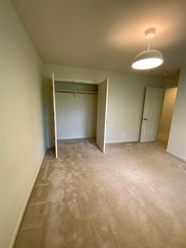 Building Photo - Spacious 2BD/2BA Apartment With Private Ba...
