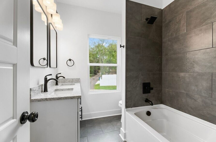 Building Photo - 2142 18th Ave N