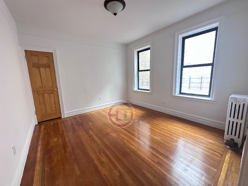 Building Photo - 2860 Buhre Ave