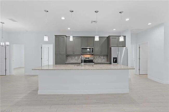 Building Photo - Spacious 4 Bedroom, 3 Bath Single-Family H...