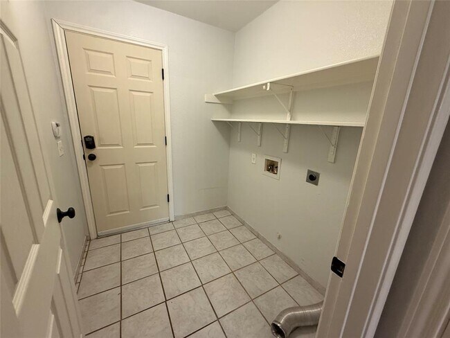 Building Photo - 2125 Kaiser Dr