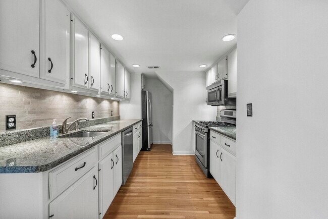 Building Photo - 456 9th St