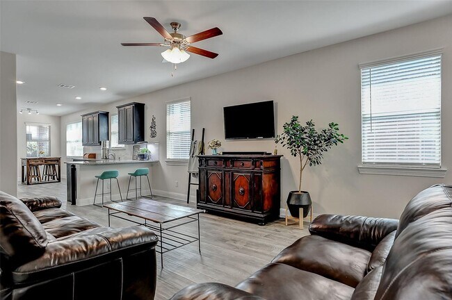 Building Photo - 3 Bed rooms and 2 baths, large master closet. Vinyl garage floor coating is just one of the many ...