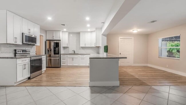 Building Photo - 740 Beachwood Ln