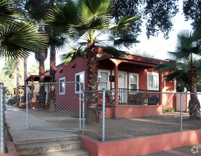 Building Photo - 1685 N Summit Ave