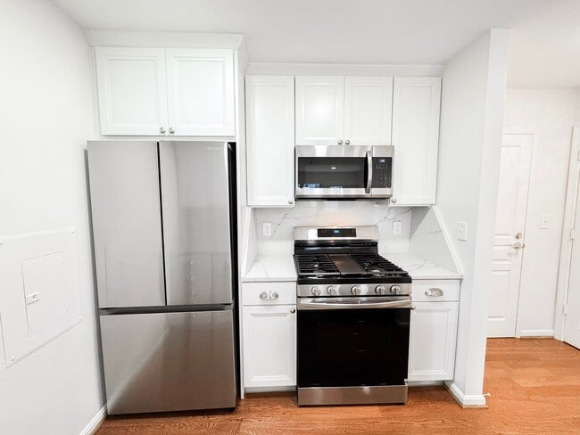 Building Photo - Freshly Renovated 1 Bed 1 Bath Condo With Balcony In Vibrant Savoy Park - Water Included