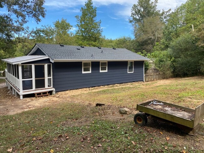 Building Photo - Ringgold 2 Bed 1 bath Screened in Porch, Oversized Workshop