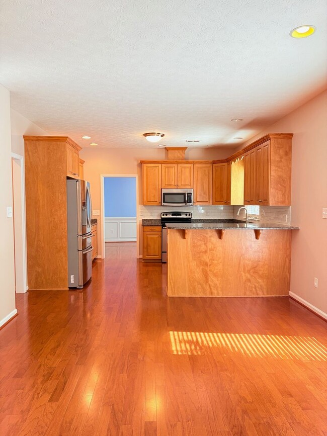 Building Photo - Large Spacious Home With Fully Fenced In Y...