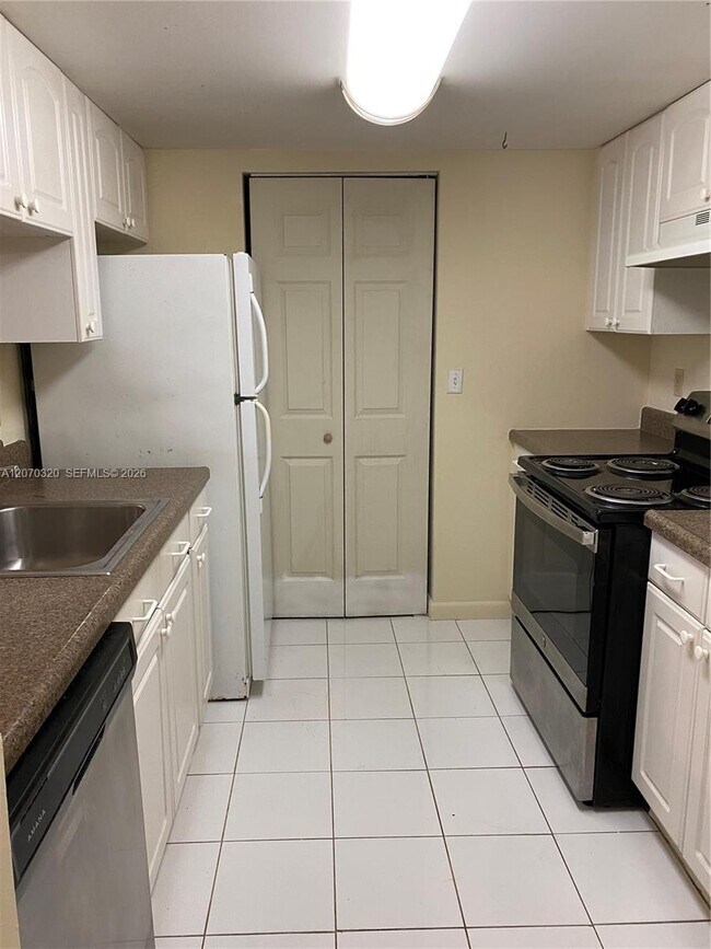 Building Photo - 9755 Westview Dr