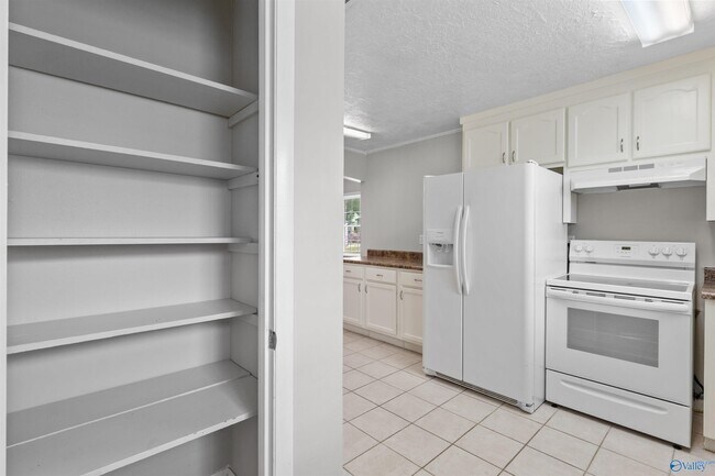 Building Photo - 2406 Yorkshire Dr SW