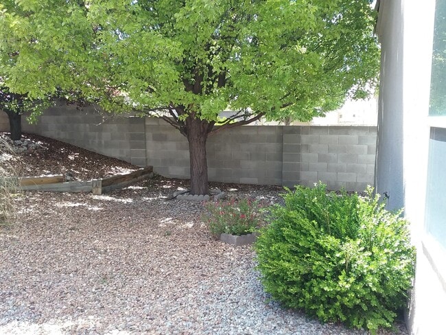 Building Photo - One Story 3 Bedroom