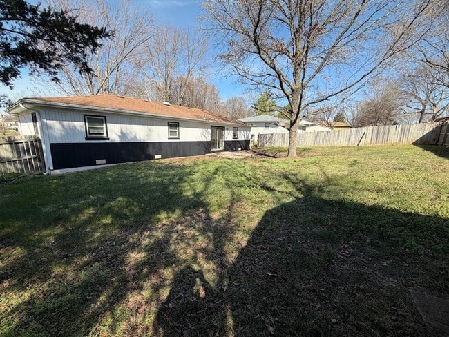 Building Photo - 3 Bedroom Home with Fenced Backyard & Storage Shed