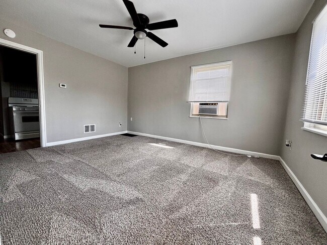 Building Photo - Beautiful 1 bed apartment, just off I-675 ...