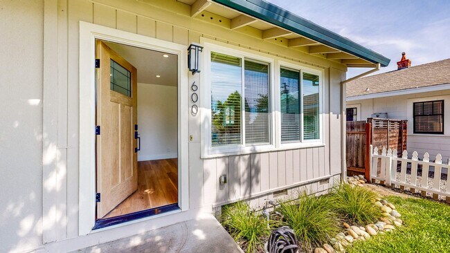 Building Photo - Bright Newly Refurbished Two Bedroom One Bath Single Family Home
