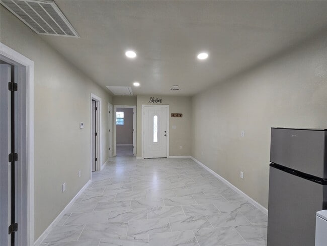 Building Photo - 8703 Berndale St