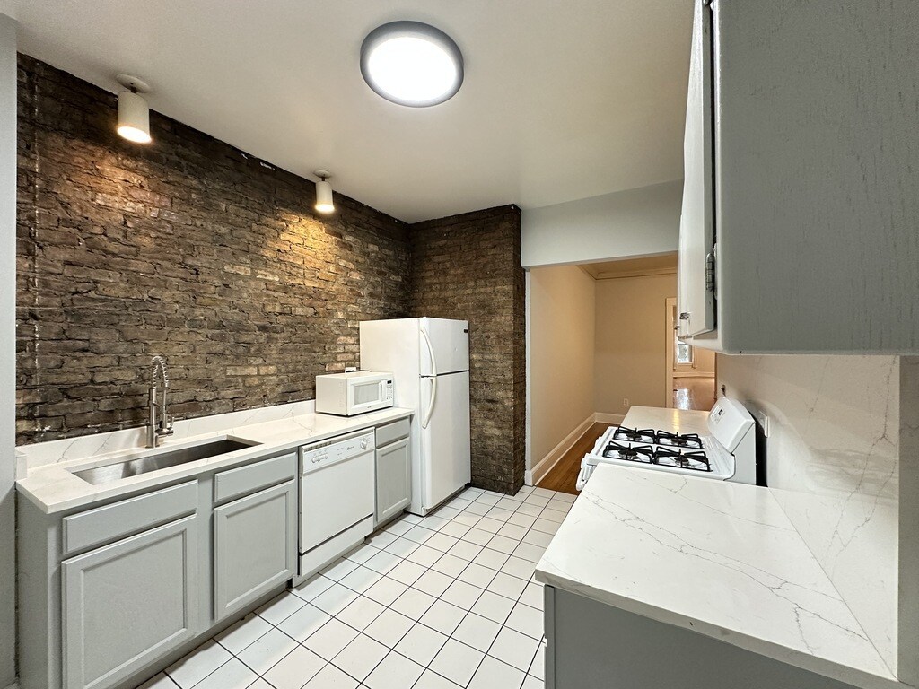 Building Photo - 4118 N Clarendon Ave