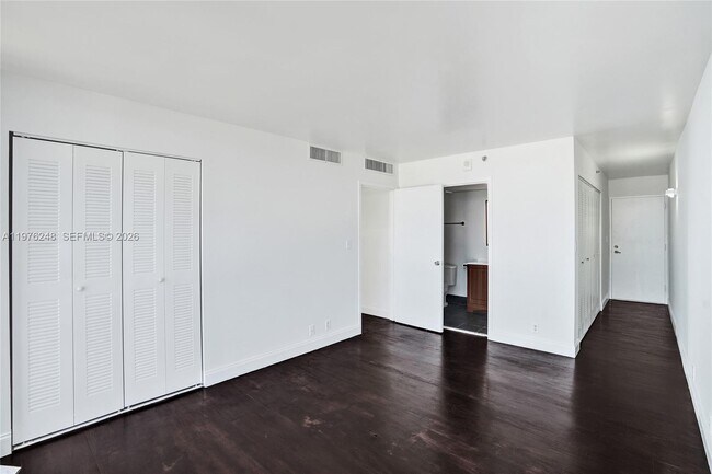 Building Photo - 7601 E Treasure Dr