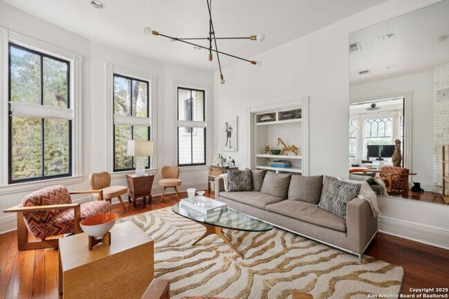 Building Photo - HISTORIC CHARM IN KING WILLIAM