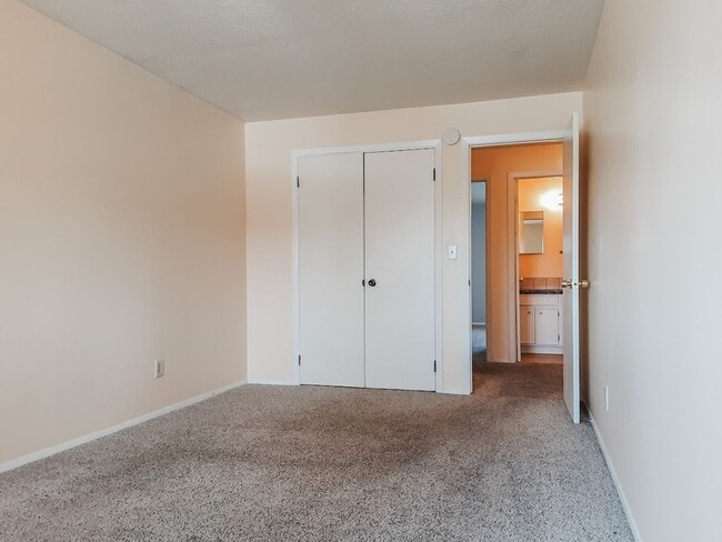 Building Photo - UTILITIES INCLUDED! Large 3 bed/ 1.5 bath ...