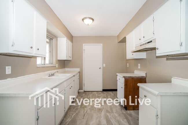 Building Photo - 64 Huber Village Blvd