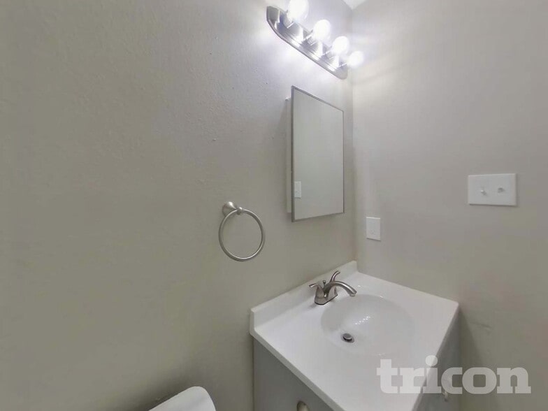 Building Photo - 6850 Misty Field Dr