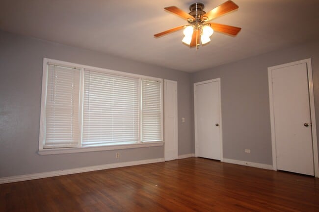 Building Photo - Available-Adorable Large 3 bedroom Home near Downtown!