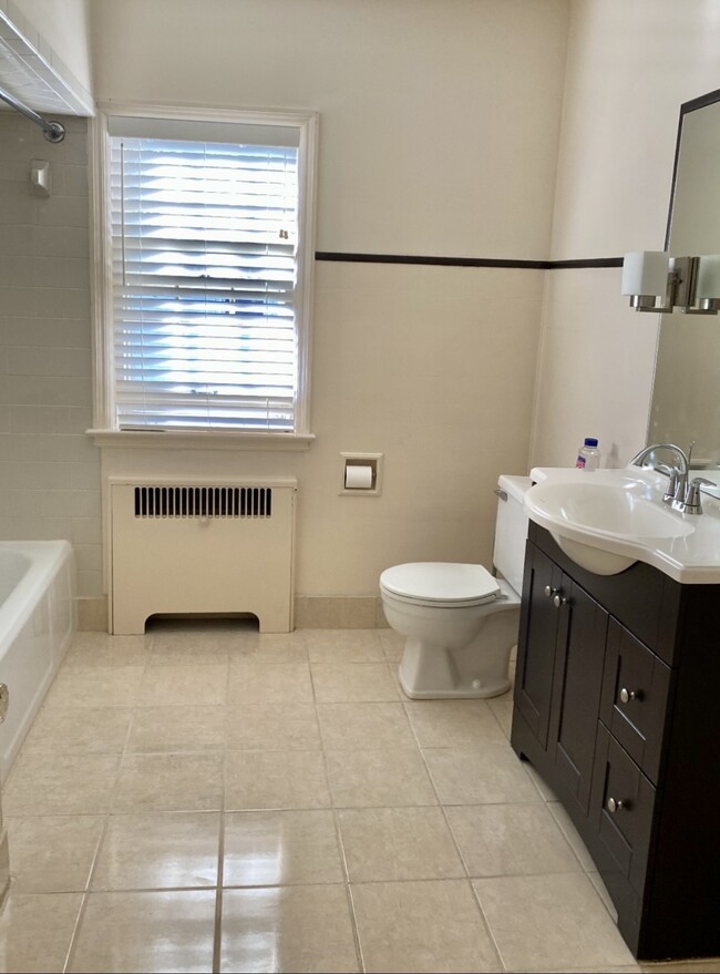Full Bath - 824 S Monroe Ave