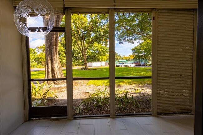 Building Photo - 3125 Oakland Shores Dr