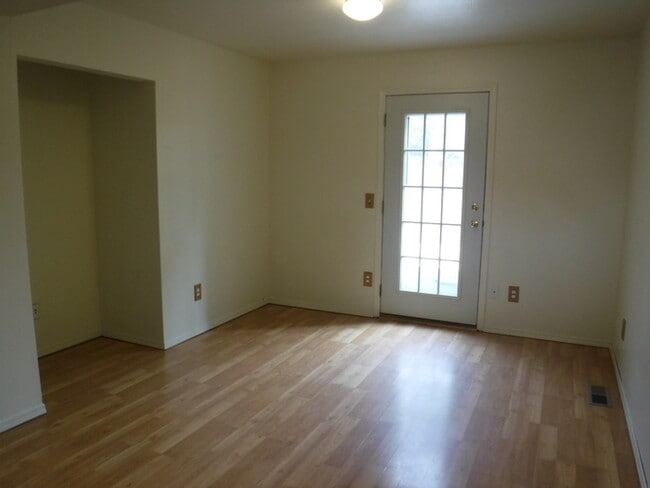 Building Photo - Townhouse with a private yard