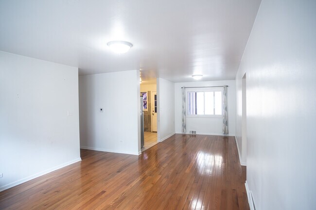 Building Photo - 2428 W Berwyn Ave