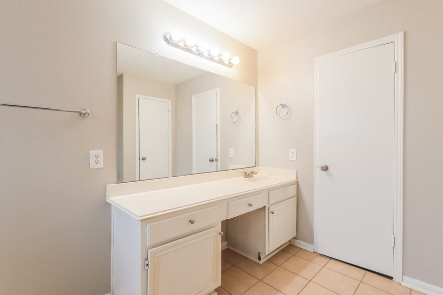Building Photo - 12655 Pine Bush Dr