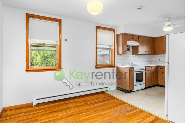 Building Photo - 1-Bed Apartment with Hardwood Floors, In-U...