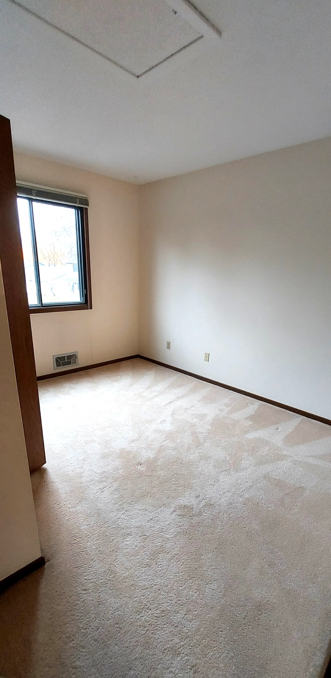 Building Photo - 9477 Ranchview Ln N