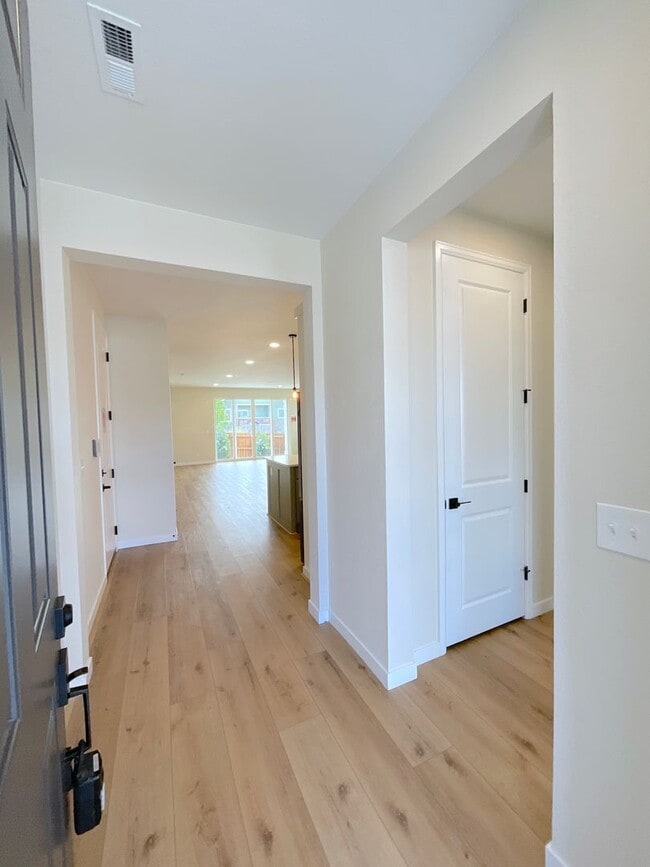 Building Photo - 3 Bedroom Home Available Near N Powers Blvd & Dublin Blvd!