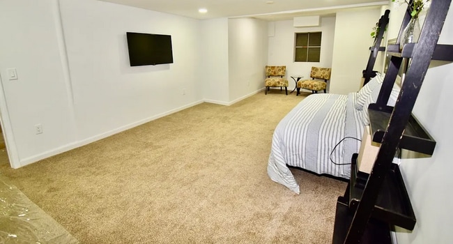 Building Photo - 651 White Ct