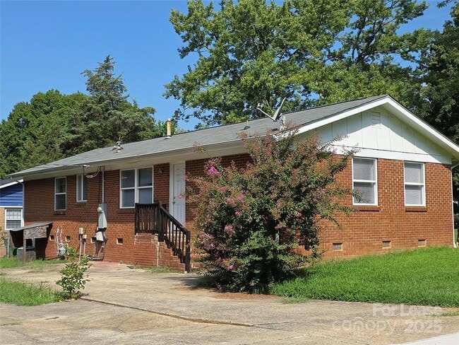 Building Photo - 4800 Crestmont Dr