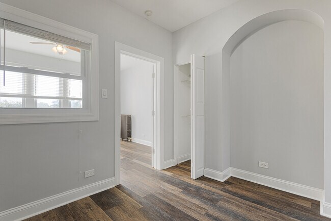 Building Photo - 1608 W Sherwin Ave