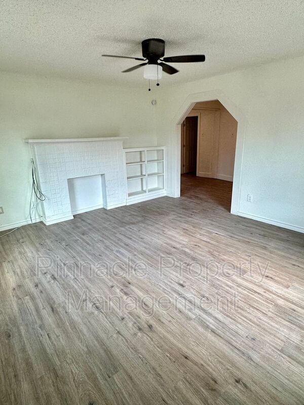 Building Photo - 717 E Harris Ave