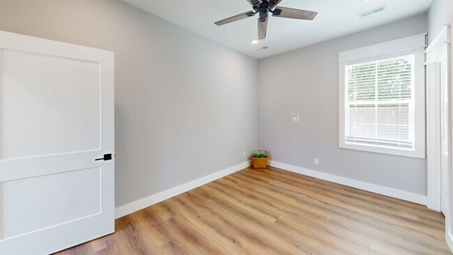 Building Photo - 5BR Townhome in Fort Sanders | Walk to UTK