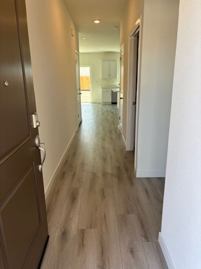 Building Photo - Newer DR Horton Smart Home with 5 Bedrooms and Bonus Loft