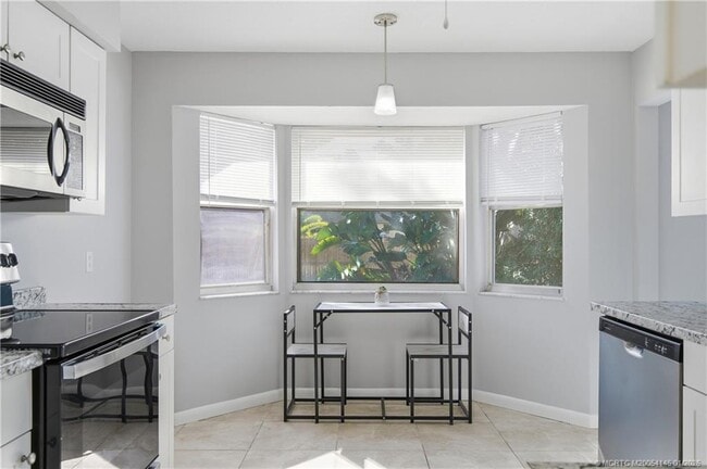 Building Photo - 1074 SW Jennifer Terrace