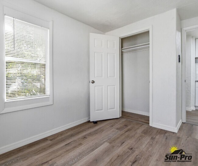 Building Photo - 215 Live Oak Ave