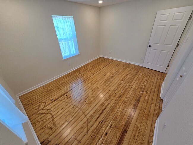 Building Photo - 914 Avenue K