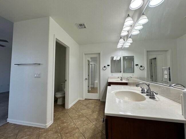 Building Photo - Summerlin Townhome