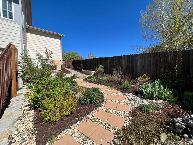 Building Photo - 4 Bedroom Home close to Peterson SFB