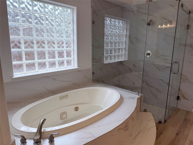 Building Photo - 16406 Lakewood Field Dr