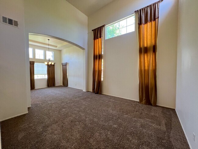 Building Photo - Spacious 4 Bedroom 3 Bathroom Home with 3 ...